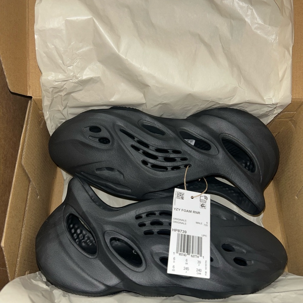 YEEZY FOAM RUNNER BRAND NEW!!! SIZE 6 MEN SIZE 8 WOMEN EUR 39 ACCEPTING offers